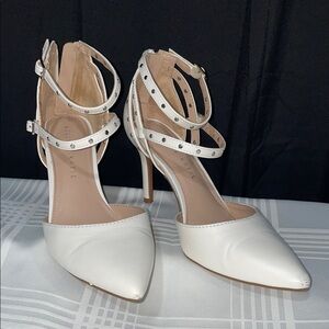 Kelly & Katie White Strappy Heels

Kelly & Katie Borola Pump